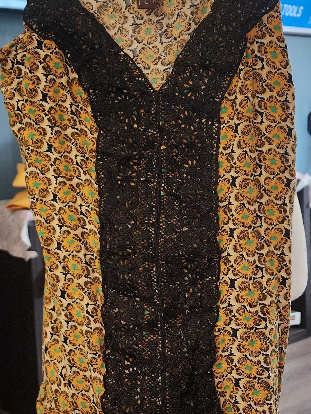 Valija Women's Black Lace-Trimmed Yellow Floral Tank Top Sz Lrg